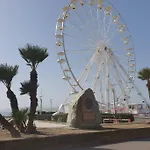 T2 climatisé à 5 minutes à pied de la plage avec parking, piscine et wifi