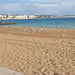 T2 climatisé à 5 minutes à pied de la plage avec parking, piscine et wifi