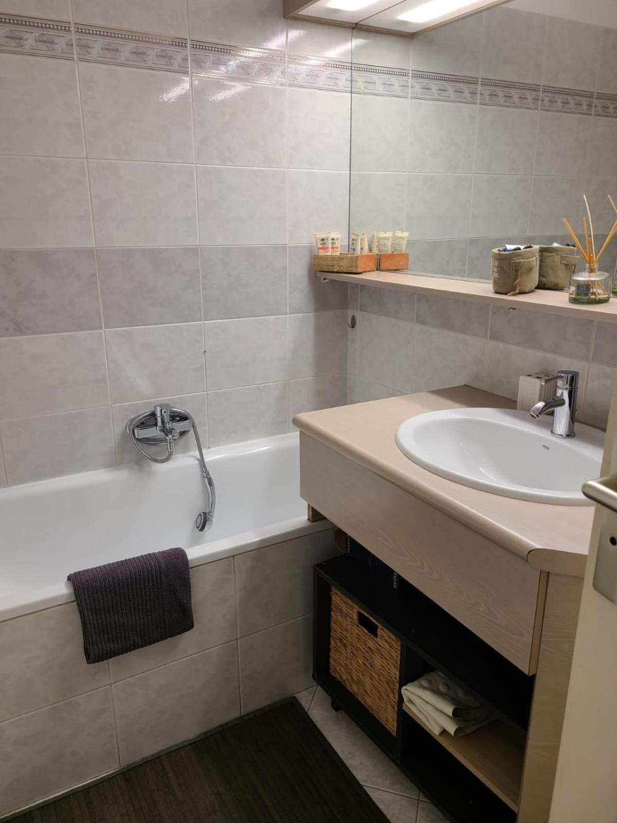 Appartamento T2 Climatisé à 5 Minutes à Pied De La Avec Parking, Piscine Et Wifi *
